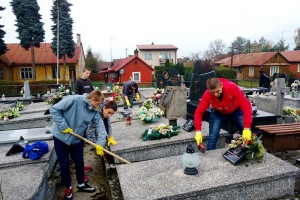 Sprzątanie mogił żołnierskich