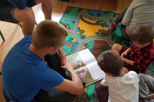 Szkolny wolontariat - czytanie bajek w przedszkolach